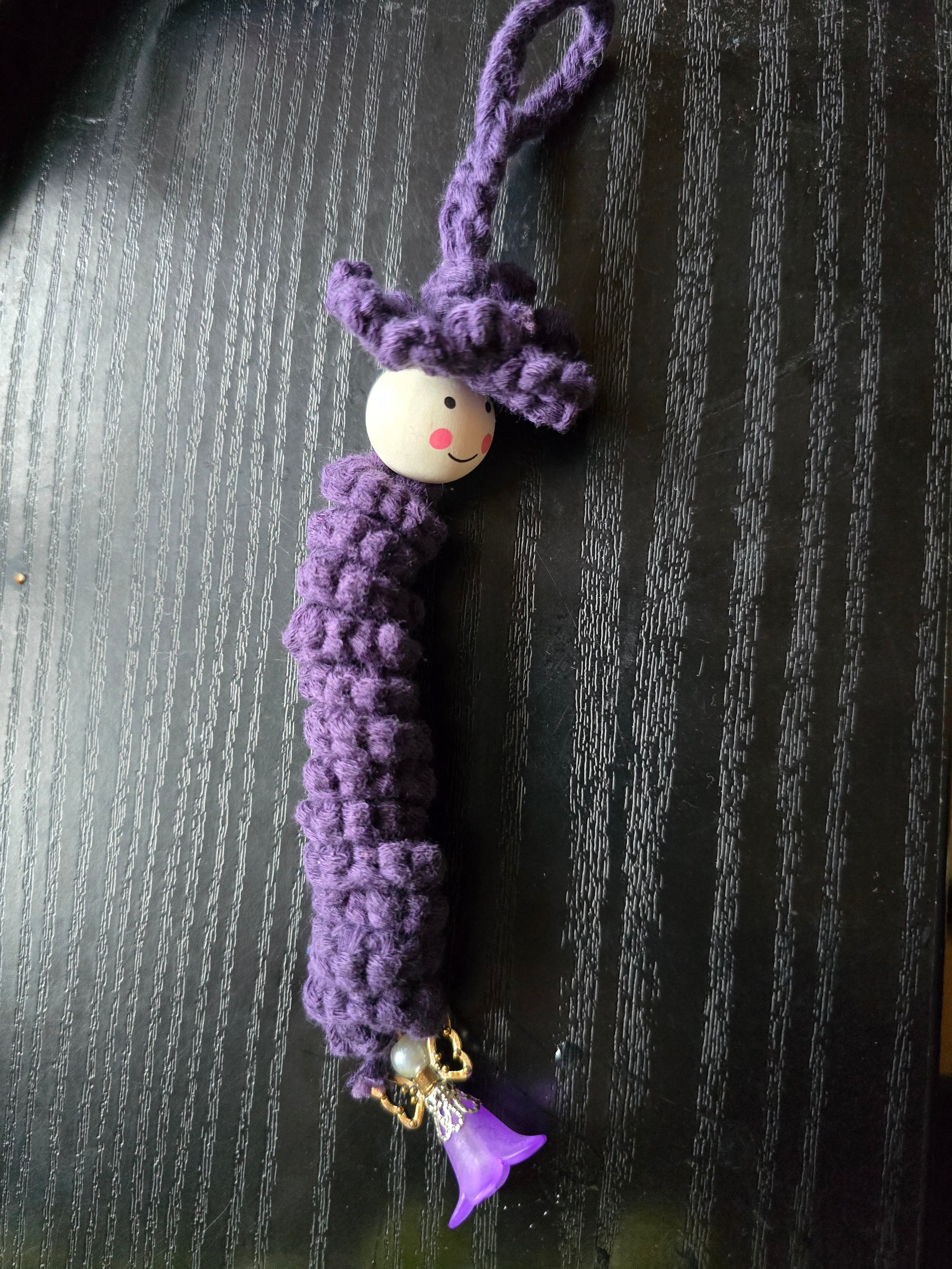 🧶 Handgemachte Sorgenwürmli – kleine Glücksbringer mit grosser Wirkung